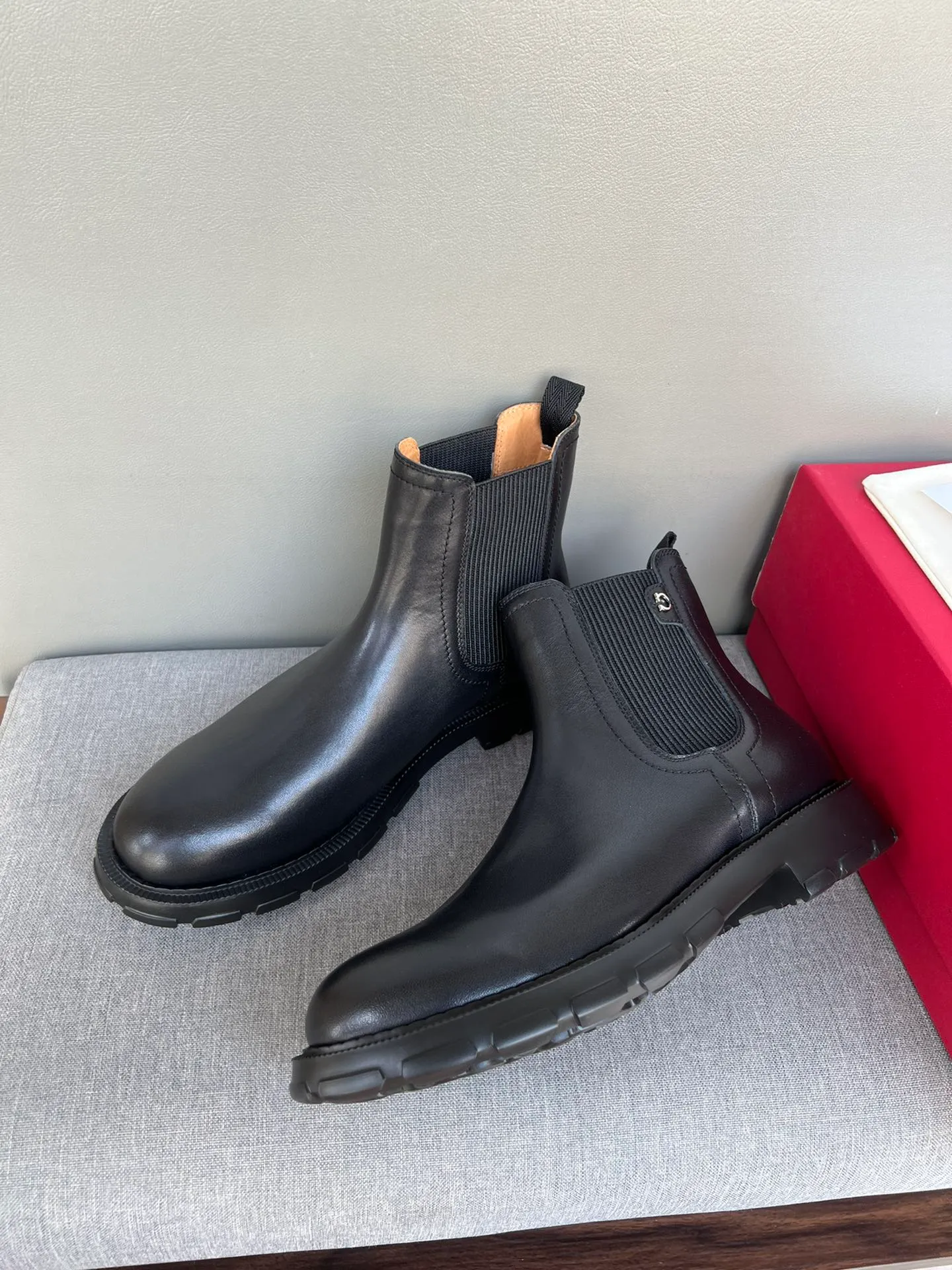 [Ferragamo] Top P: 1000💰 Number of yards: 39~44 (38.45 custom-made, non-refundable) Ferragamo winter series, original 1:1 development, casual men's short boots, original quality, exclusive new Ferragamo autumn and winter new high-top men's shoes, exquisite hand-stitching, workmanship details comparable to counters, imported calfskin upper, cowhide lining, original foam outsole.